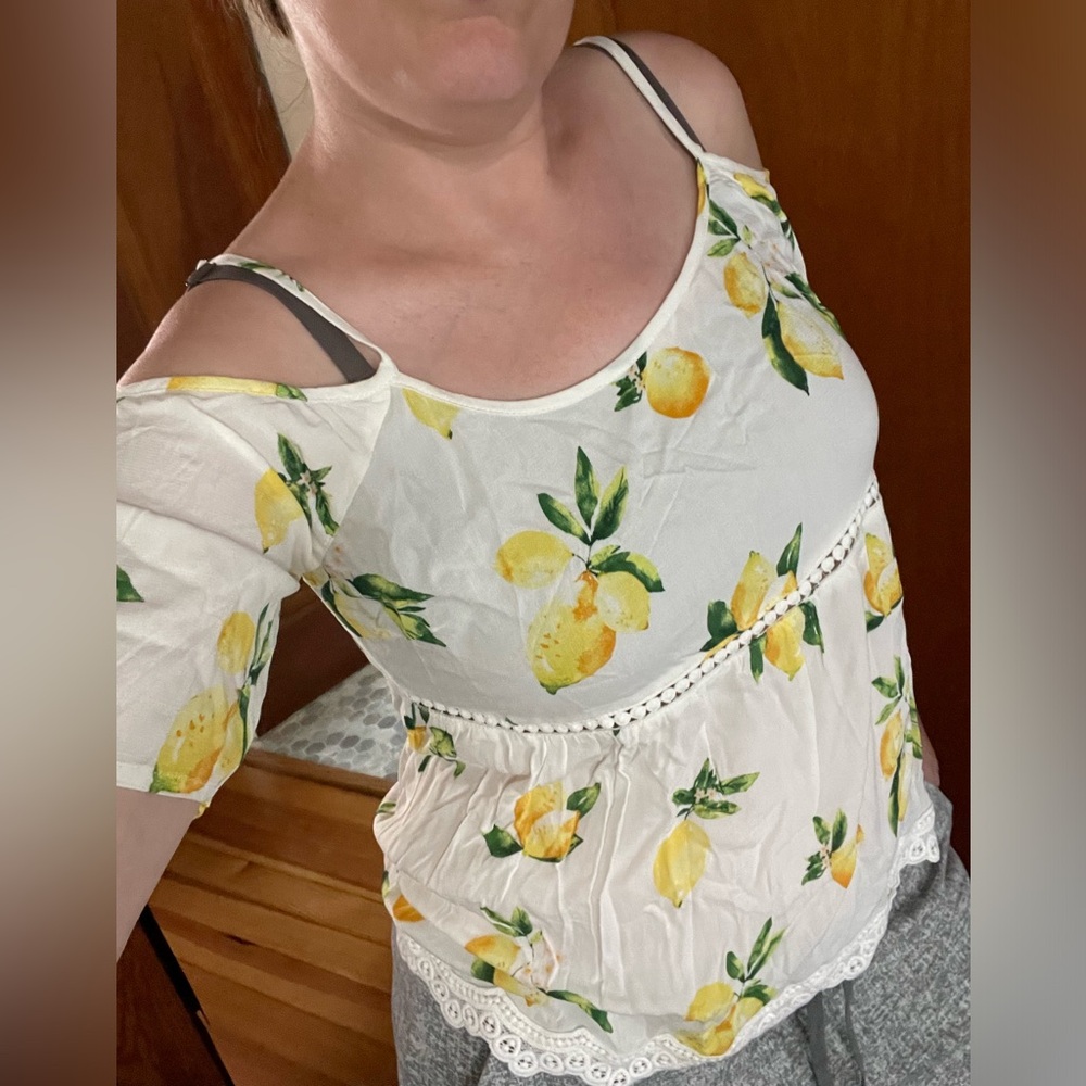 Skies are blue lemon tree off shoulder top nwt M